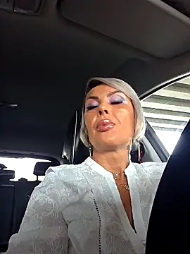 KirraWhite online show from October 16, 2025, 7:53 am