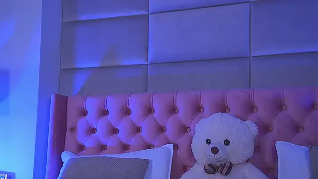 Snapshot of AmyraMoon chatting on October 11, 2025, 4:12 am AmyraMoon online show from October 11, 2025, 4:12 am