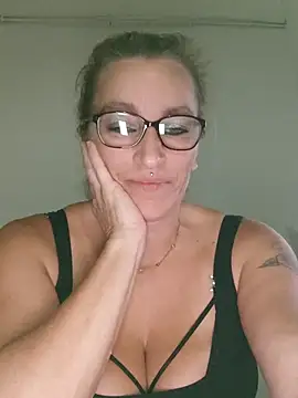 Fifi83Bell online show from October 3, 2025, 7:33 pm