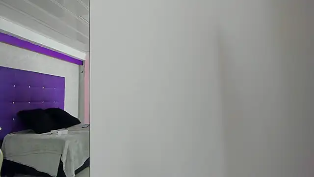 LeaMoreau22 online show from November 1, 2025, 11:56 am