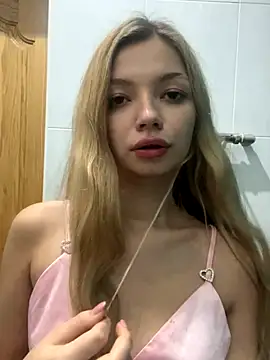  Siennaaa  online show from October 28, 2025, 10:45 pm