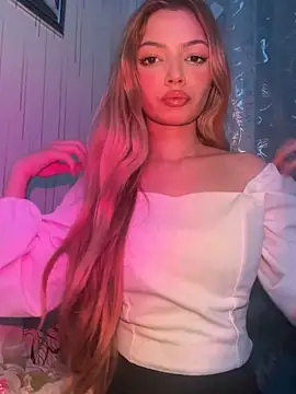 Snapshot of _Siennaaa_ chatting on March 15, 2026, 8:04 pm Siennaaa online show from March 15, 2026, 8:04 pm