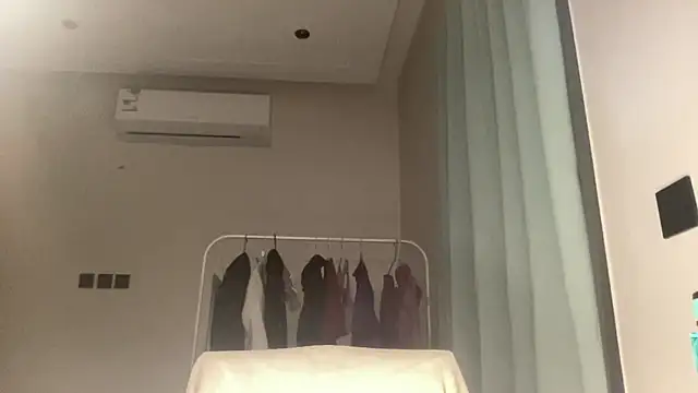 yewuzhibb online show from October 1, 2025, 3:29 pm