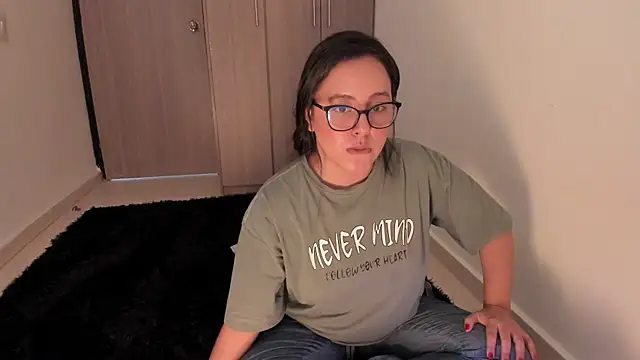 Snapshot of Venus_cat_ chatting on October 4, 2025, 8:40 pm Venus cat online show from October 4, 2025, 8:40 pm