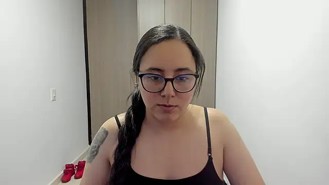 Snapshot of Venus_cat_ chatting on October 15, 2025, 12:44 am Venus cat online show from October 15, 2025, 12:44 am