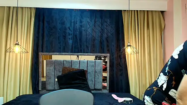 scarlet milf  online show from November 15, 2025, 7:32 pm