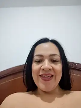 Snapshot of LindaSalo33 chatting on October 5, 2025, 5:39 am LindaSalo33 online show from October 5, 2025, 5:39 am