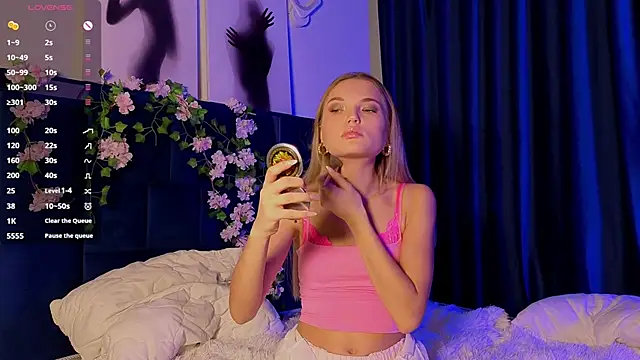 JulieLupo online show from October 29, 2025, 6:15 am