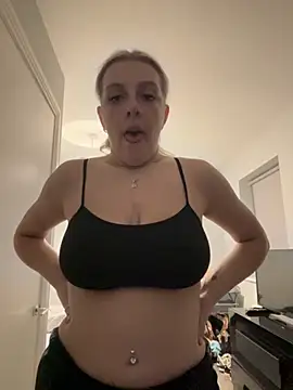 Snapshot of LucyLowbb chatting on October 12, 2025, 8:30 pm LucyLowbb online show from October 12, 2025, 8:30 pm