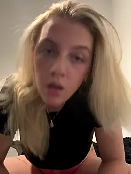 Snapshot of LucyLowbb chatting on November 1, 2025, 10:34 pm LucyLowbb online show from November 1, 2025, 10:34 pm