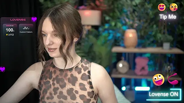 Snapshot of xoxo_molly chatting on October 28, 2025, 8:11 pm xoxo molly online show from October 28, 2025, 8:11 pm