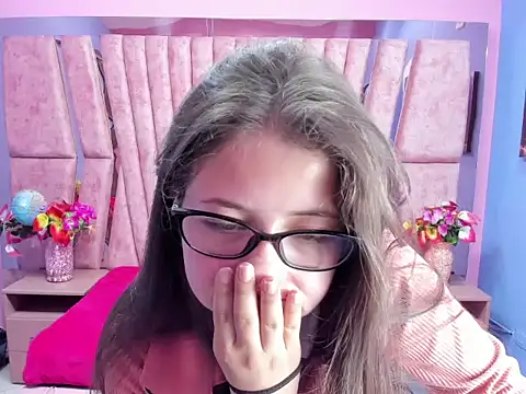 sarah sweett  online show from October 4, 2025, 1:42 pm