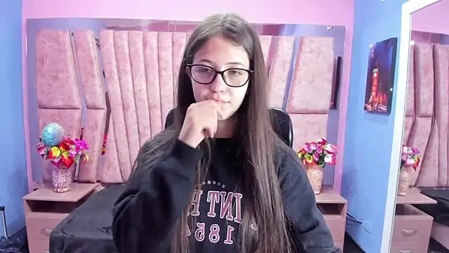 sarah sweett  online show from October 14, 2025, 1:23 pm