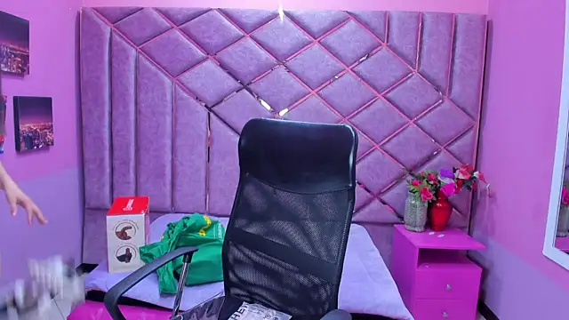 sarah sweett  online show from April 9, 2026, 2:55 pm