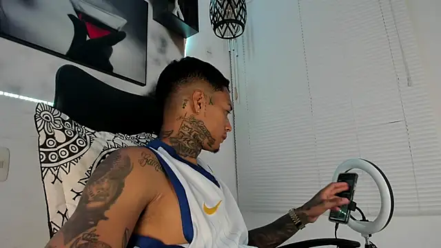 Snapshot of The_boy_dreams1 chatting on October 5, 2025, 2:43 am The boy dreams1 online show from October 5, 2025, 2:43 am