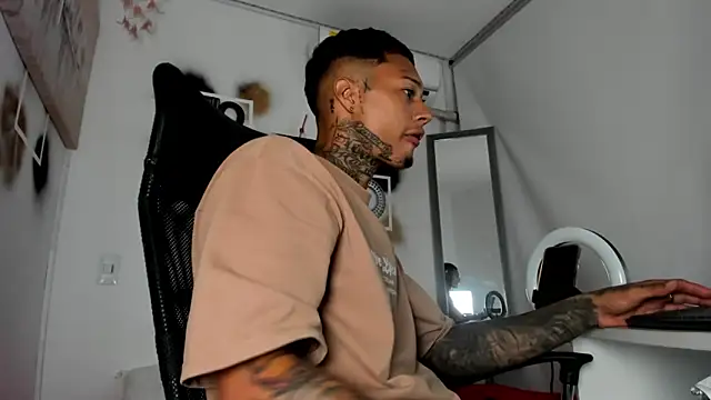 Snapshot of The_boy_dreams1 chatting on October 19, 2025, 2:23 am The boy dreams1 online show from October 19, 2025, 2:23 am