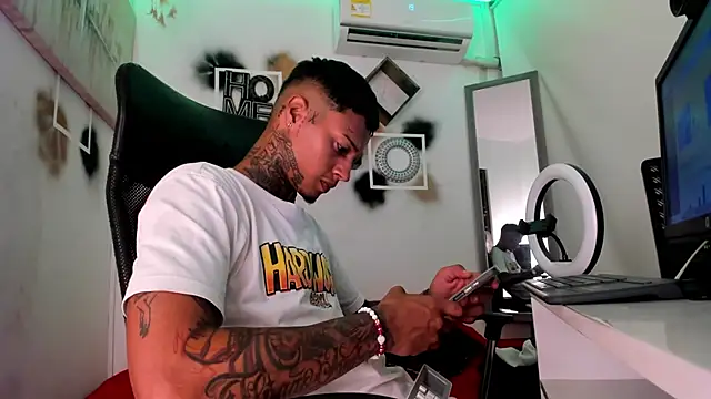 Snapshot of The_boy_dreams1 chatting on October 20, 2025, 2:01 am The boy dreams1 online show from October 20, 2025, 2:01 am