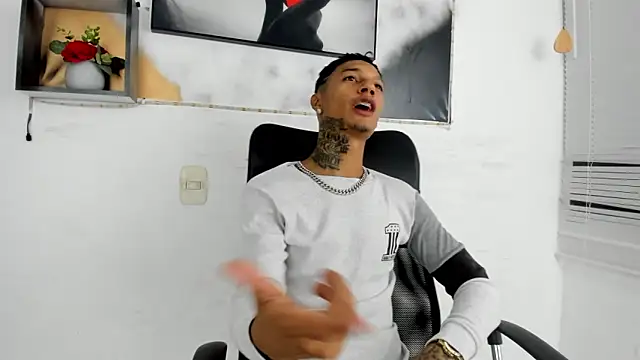 Snapshot of The_boy_dreams1 chatting on December 2, 2025, 3:12 am The boy dreams1 online show from December 2, 2025, 3:12 am