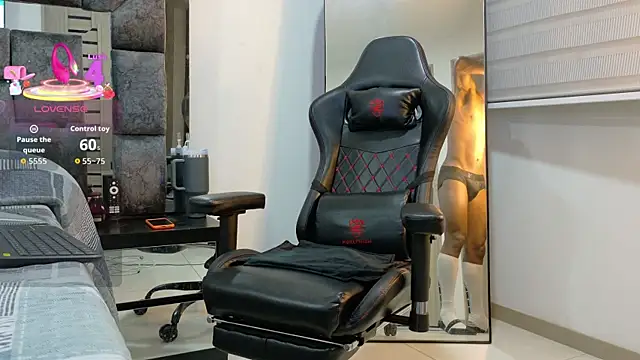 Snapshot of johnjaguar1_ chatting on October 3, 2025, 11:18 am johnjaguar1 online show from October 3, 2025, 11:18 am