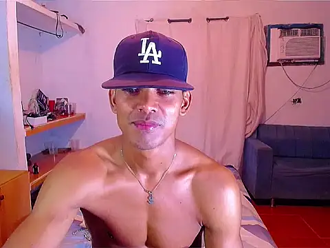Snapshot of theMyke101 chatting on June 18, 2026, 12:33 am theMyke101 online show from June 18, 2026, 12:33 am