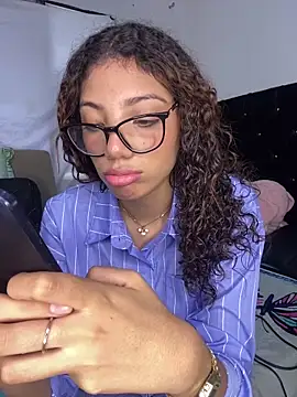 Azza  Slimene online show from October 23, 2025, 3:22 pm