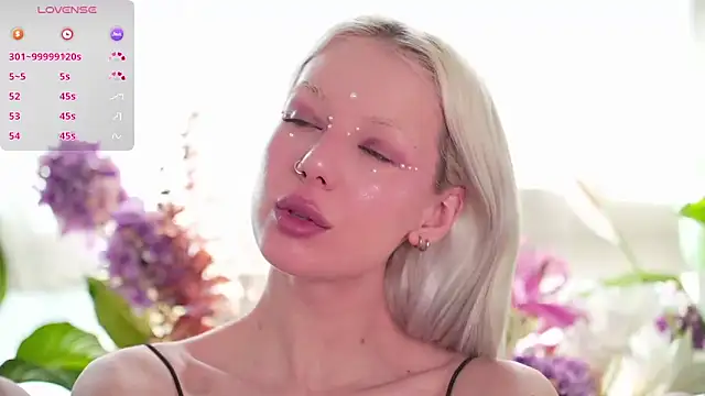 Snapshot of RanyThomson chatting on October 29, 2025, 9:11 am RanyThomson online show from October 29, 2025, 9:11 am