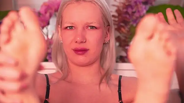 Snapshot of RanyThomson chatting on November 28, 2025, 12:08 pm RanyThomson online show from November 28, 2025, 12:08 pm