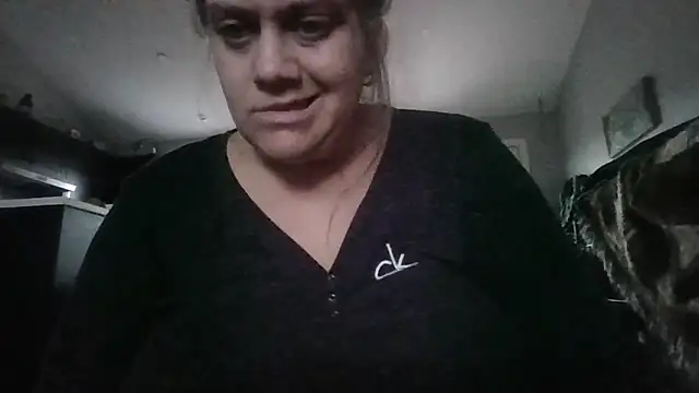 Snapshot of october1992xx chatting on November 22, 2025, 4:06 pm october1992xx online show from November 22, 2025, 4:06 pm