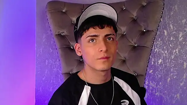 MateoMitchell online show from November 4, 2025, 4:33 am