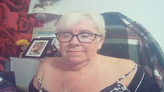 Playful MILF Demi online show from April 17, 2026, 9:45 am