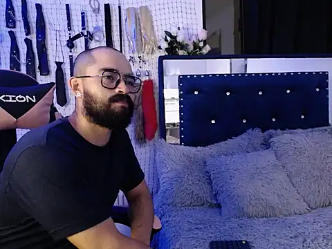 Snapshot of Aron_and_Queen_Annie chatting on November 23, 2025, 2:22 am Aron and Queen Annie online show from November 23, 2025, 2:22 am