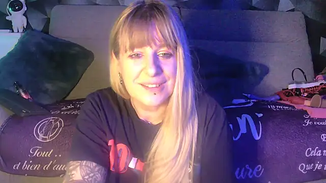 Delichieuse5 online show from January 13, 2025, 11:27 pm