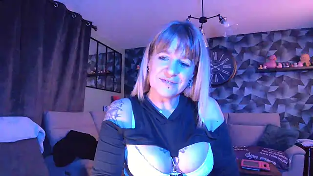 Delichieuse5 online show from January 22, 2025, 9:10 pm