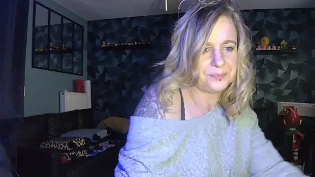 Delichieuse5 online show from February 9, 2026, 8:24 pm