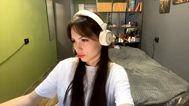 Snapshot of MysticAlisa chatting on October 16, 2025, 10:05 am MysticAlisa online show from October 16, 2025, 10:05 am