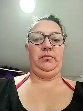 Snapshot of -saraqueen- chatting on November 4, 2025, 3:00 pm -saraqueen- online show from November 4, 2025, 3:00 pm