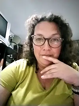 Snapshot of -saraqueen- chatting on November 9, 2025, 5:17 am -saraqueen- online show from November 9, 2025, 5:17 am