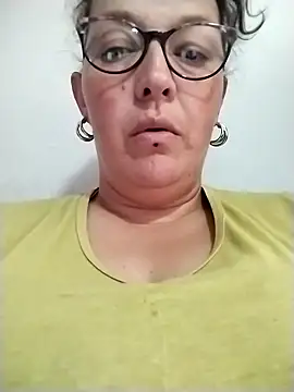 Snapshot of -saraqueen- chatting on November 9, 2025, 7:34 pm -saraqueen- online show from November 9, 2025, 7:34 pm