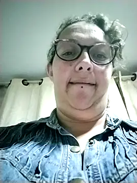 Snapshot of -saraqueen- chatting on November 14, 2025, 2:10 am -saraqueen- online show from November 14, 2025, 2:10 am