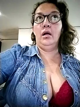 Snapshot of -saraqueen- chatting on November 14, 2025, 4:28 pm -saraqueen- online show from November 14, 2025, 4:28 pm