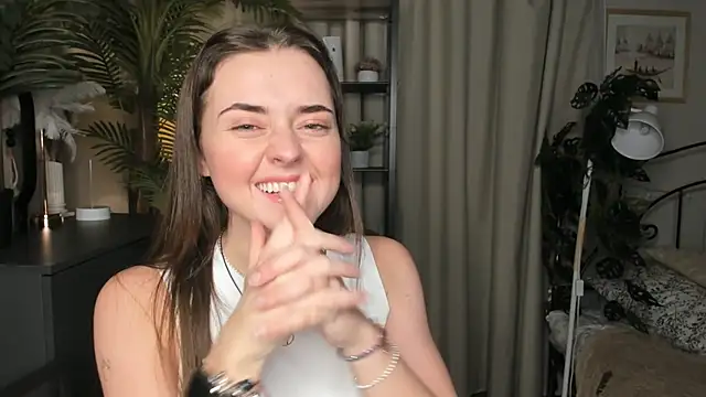 ThelmaJusto online show from November 17, 2025, 3:51 pm