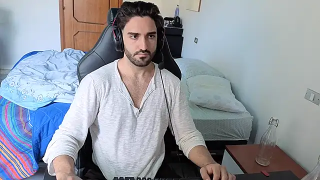 Al3xox02 online show from April 10, 2026, 9:47 am