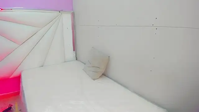 cielooo  online show from December 14, 2025, 8:57 pm