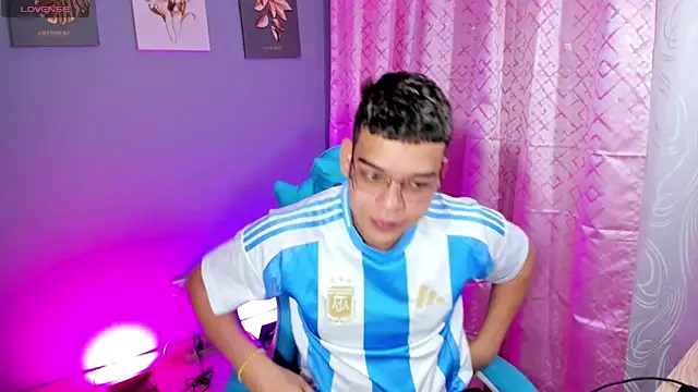 Snapshot of alex_boyy chatting on October 5, 2025, 1:04 am alex boyy online show from October 5, 2025, 1:04 am