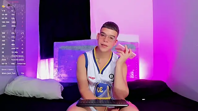 Snapshot of alex_boyy chatting on October 12, 2025, 11:09 am alex boyy online show from October 12, 2025, 11:09 am