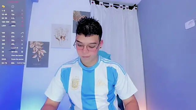 Snapshot of alex_boyy chatting on November 10, 2025, 10:42 pm alex boyy online show from November 10, 2025, 10:42 pm