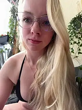 Snapshot of LinaLeana chatting on April 1, 2026, 11:33 am LinaLeana online show from April 1, 2026, 11:33 am