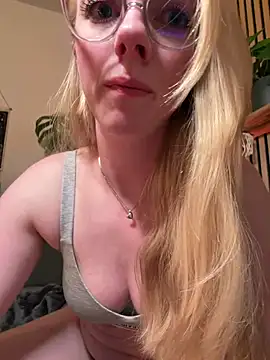 Snapshot of LinaLeana chatting on April 4, 2026, 5:54 pm LinaLeana online show from April 4, 2026, 5:54 pm