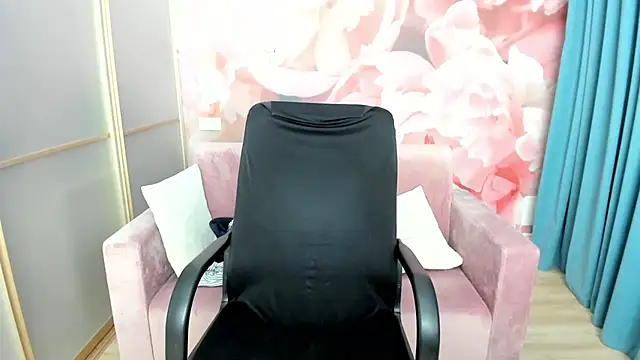 Snapshot of AlinaMoor chatting on February 13, 2026, 4:19 am AlinaMoor online show from February 13, 2026, 4:19 am