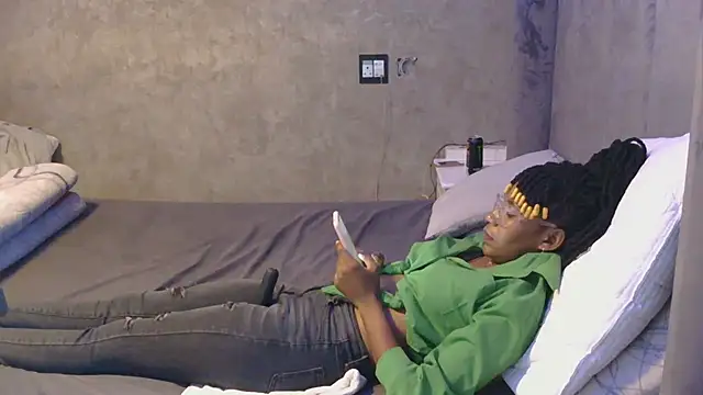 petite queenx online show from October 25, 2025, 2:02 pm